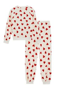 Set de pijamale cu model de inimi roșii, confecționat din material moale de fleece; include un top cu decolteu rotund și pantaloni cu talie elastică.