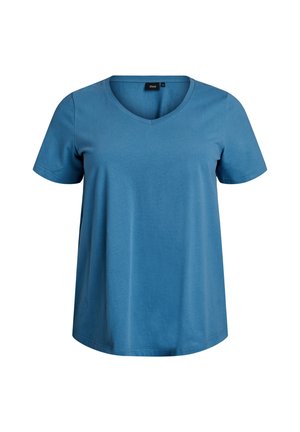 T-shirt blu a maniche corte con scollo a V, vestibilità comoda e etichetta all'interno del collo su sfondo bianco.