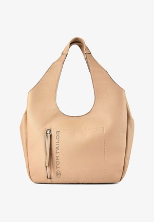 Sac cabas en cuir beige avec grandes poignées découpées, poche avant zippée et logo vertical "TOM TAILOR" en lettres noires perforées.