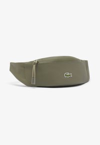 Marsupio verde oliva in nylon testurizzato, con chiusura a cerniera, tracolla regolabile e piccolo dettaglio logo ricamato.