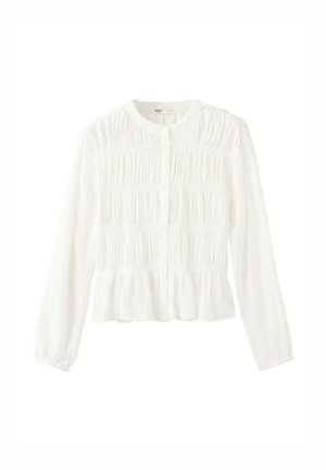 Blusa blanca de manga larga con botones, con fruncido texturizado y un ligero bajo de peplum, hecha de tela ligera.