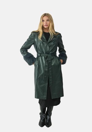 Abrigo largo de piel de color verde oscuro con cintura ceñida por un cinturón y mangas con trimado de piel, que cuenta con un cuello con muescas y un corte recto.