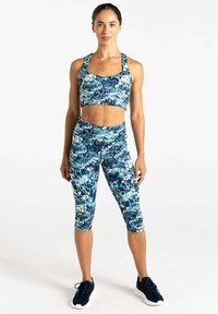 Sport-BH und Leggings-Set im blauen Camouflage-Muster, aus dehnbarem Stoff gefertigt. Verfügt über ein kurzes Design und Hosen in Knöchellänge.
