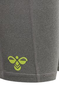 Gr å idrottsshorts tillverkade av stretchy tyg, med en gul bi-logga och synliga sömnadsdetaljer längs sömmarna.