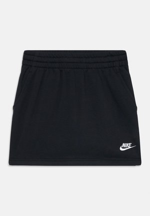 Zwarte sportrok van zacht materiaal met een elastische tailleband en twee zijzakken. Heeft een wit Nike-logo aan de onderzijde rechts.