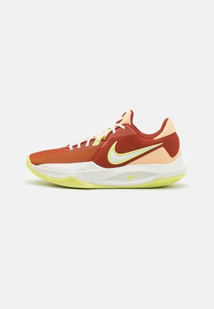 Chaussure de sport avec une tige en textile rouge et orange, une semelle intermédiaire blanche et une semelle en caoutchouc vert clair. Présente un logo swoosh jaune proéminent.