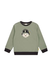 Felpa verde con polsini e orlo neri, caratterizzata dalla faccia di un orso con cuffie e un cappellino nero decorato con un simbolo del dollaro.