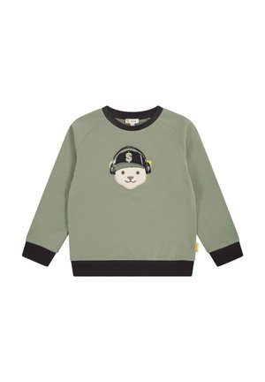 Sudadera verde con puños y dobladillo negros que presenta la cara de un oso con auriculares y una gorra negra adornada con un signo de dólar.