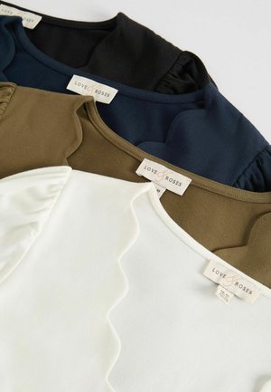 Trzy bluzki ułożone jedna na drugiej: jedna biała z falbaniastym dołem, jedna oliwkowa, a jedna ciemnogranatowa, każda z okrągłym dekoltem i metką z napisem "LOVE & ROSES".