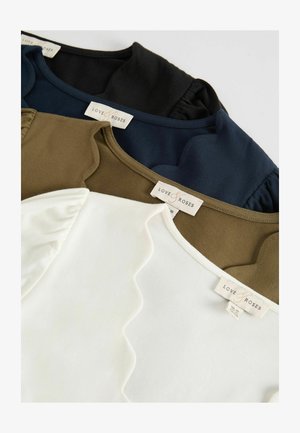 Trzy bluzki ułożone jedna na drugiej: jedna biała z falbaniastym dołem, jedna oliwkowa, a jedna ciemnogranatowa, każda z okrągłym dekoltem i metką z napisem "LOVE & ROSES".