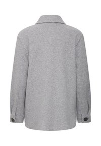 Šedá vlnená košeľa na gombíky s golierom, dlhými rukávmi a gombíkovými manžetami. Má jemnú textúru a klasický, štruktúrovaný strih.