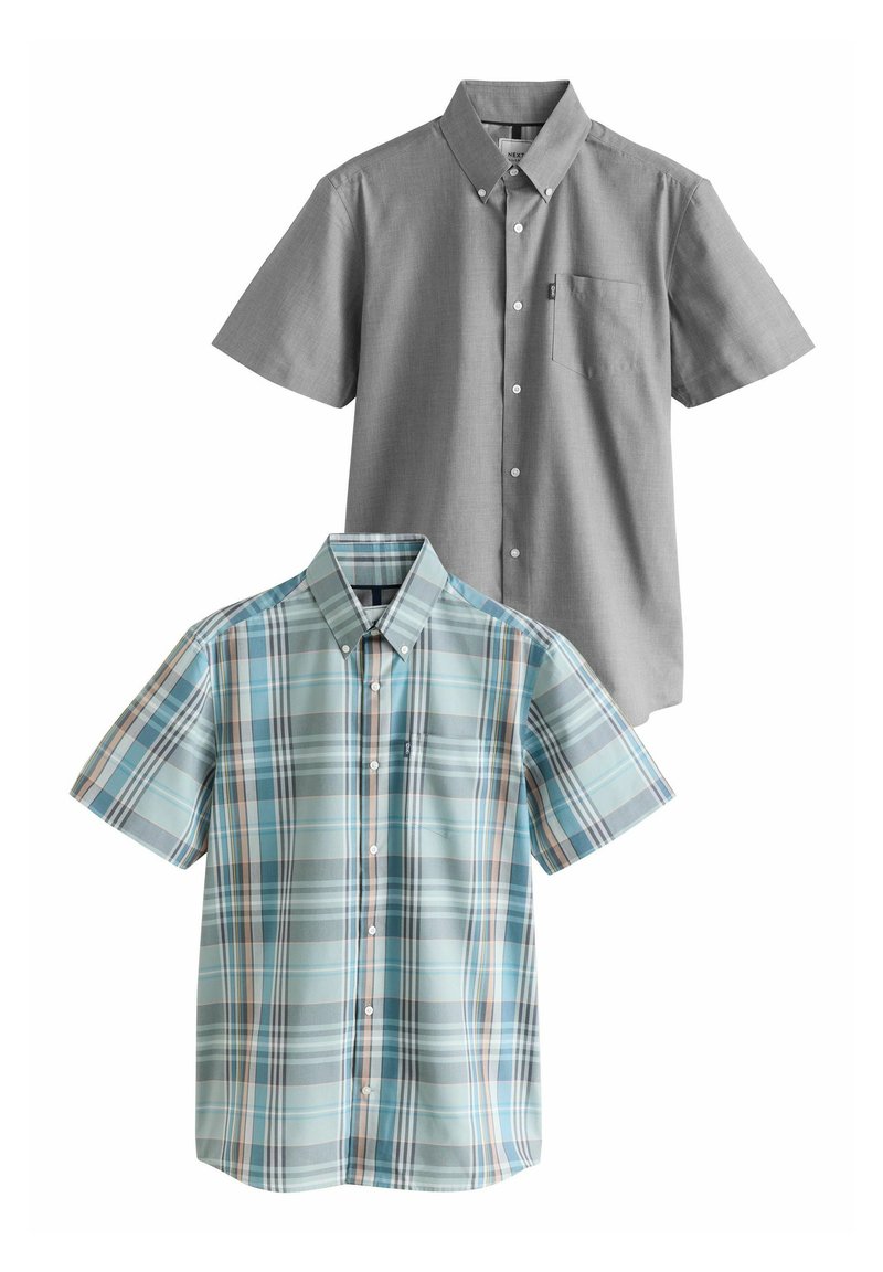 Twee korte mouw shirts: de ene grijs en effen met een zak, de andere blauw geruit met lichte bruintinten en groentinten, beide met knoopsluiting aan de kraag.