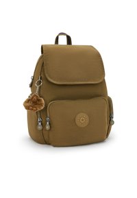 Mochila de nylon marrón con solapa, dos bolsillos frontales con cremallera y un llavero de mono de peluche. Presenta una insignia de logo y correas ajustables.