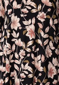 Tissu noir avec un motif floral en rose clair et vert. Fleurs et feuilles disposées de manière organique, avec des tailles et des formes variées.