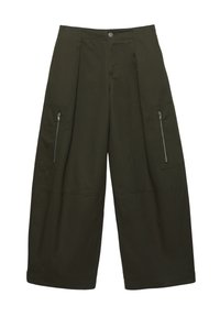 Wijde pantalon van donkergroene stof met voorplooien, zijzakken met rits en horizontale stiksels rond het knieverband.