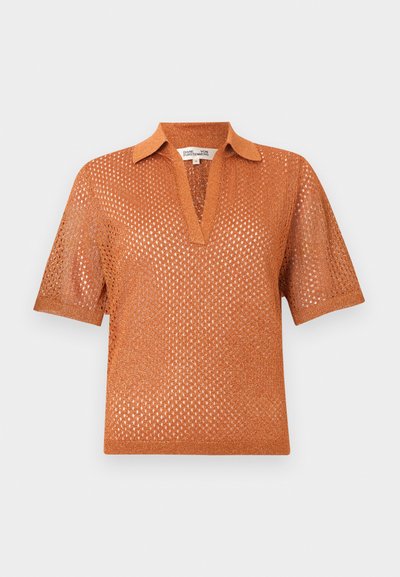 Κοντομάνικο πλεκτό τοπ σε χαλκοπορτοκαλί χρώμα με ανοιχτή ύφανση, γιακά σε σχήμα V και ελαφρύ υφασμάτινο υλικό με υφή για αναπνεύσιμη εφαρμογή.