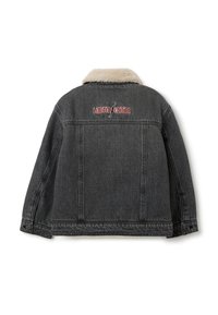 Chaqueta de mezclilla en gris oscuro con un cuello de terciopelo color crema. Presenta la frase "EDICIÓN LIMITADA" bordada en rojo en la parte posterior. Corte estándar.