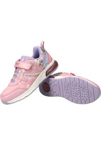 Zapatillas deportivas rosas con un interior de color púrpura claro, que presentan un gráfico de Campanita y una correa de Velcro. Suela de goma con detalles texturizados.