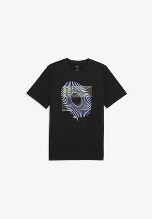 Fekete rövid ujjú Puma póló kék és sárga geometrikus spirál mintával, valamint Puma logóval a középső elülső részen.