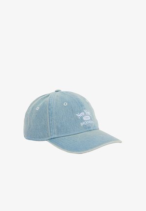 Blauwe denim pet met een gebogen klep, voorzien van witte geborduurde tekst "New York 1999 BROOKLYN." Zesdelig ontwerp met ventilatie-oogjes.