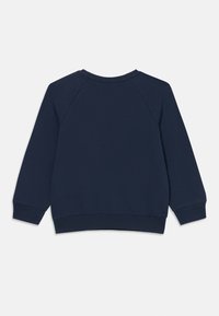 Sudadera azul marino con cuello redondo, mangas raglán largas y puños de canalé, con una textura suave en la tela.