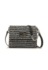 Schwarz-weiße Tweed-Handtasche in rechteckiger Form, mit einem Metallschild-Logo, Kettenakzenten und einem Ledertragegurt.