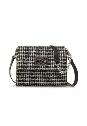 Schwarz-weiße Tweed-Handtasche in rechteckiger Form, mit einem Metallschild-Logo, Kettenakzenten und einem Ledertragegurt.