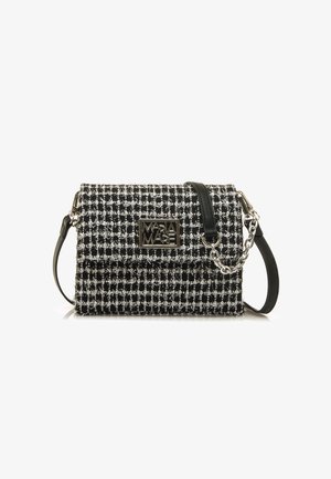 Schwarz-weiße Tweed-Handtasche in rechteckiger Form, mit einem Metallschild-Logo, Kettenakzenten und einem Ledertragegurt.