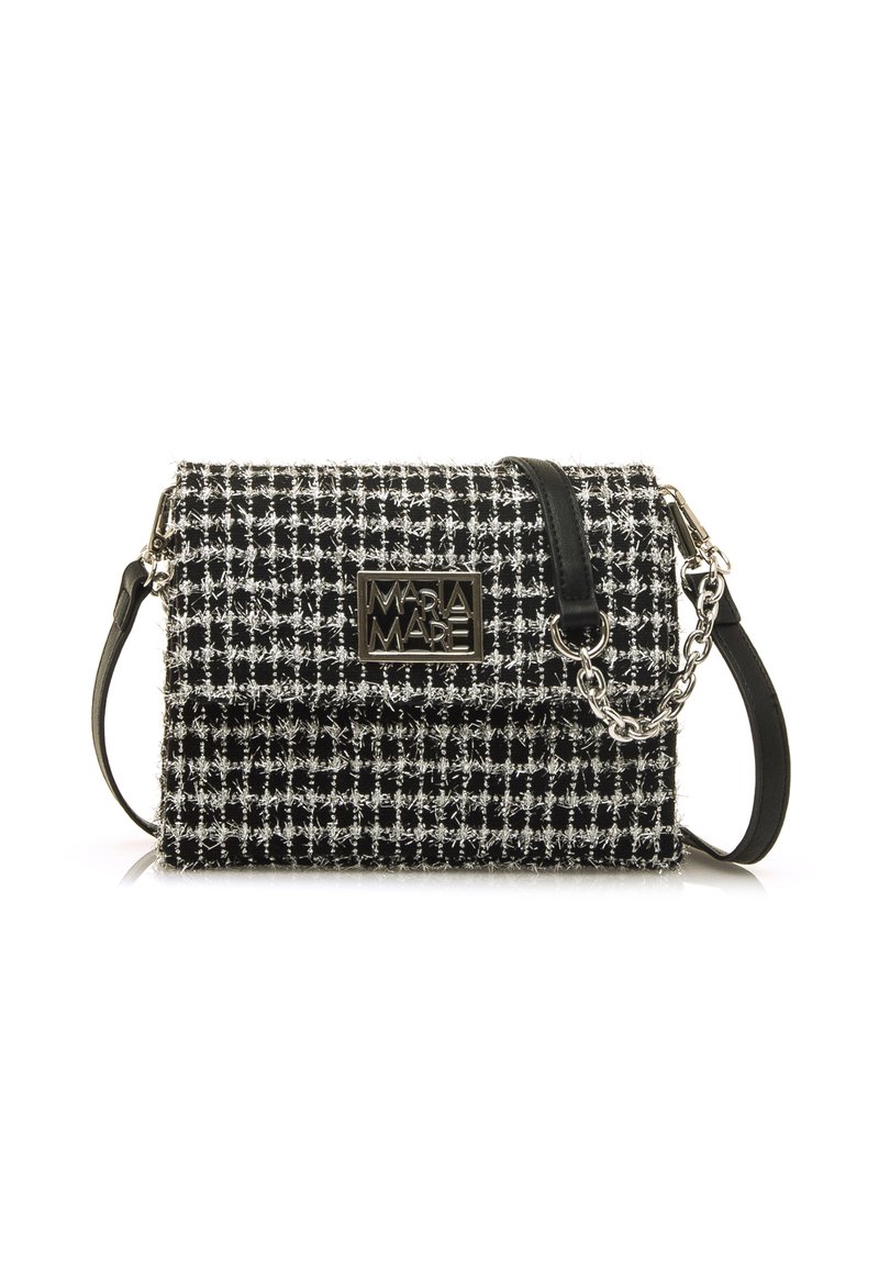 Schwarz-weiße Tweed-Handtasche in rechteckiger Form, mit einem Metallschild-Logo, Kettenakzenten und einem Ledertragegurt.