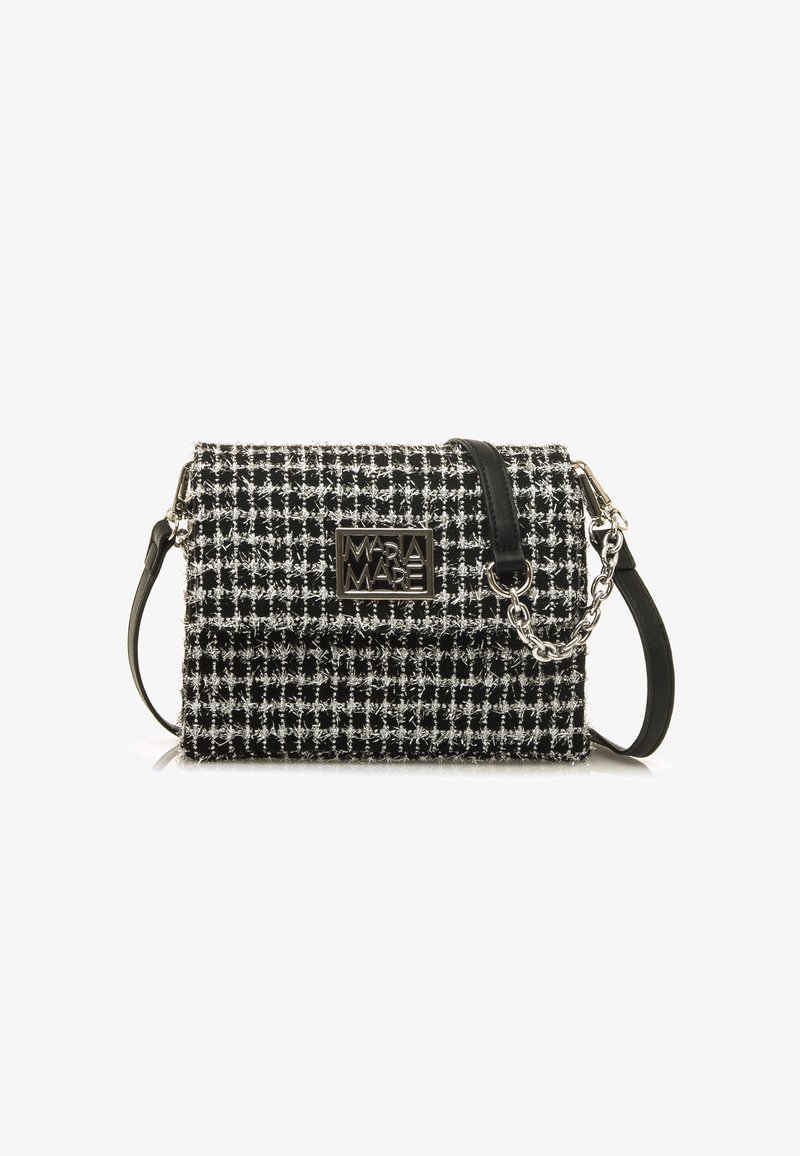 Bolso de mano de tweed en blanco y negro con forma rectangular, que cuenta con una placa de logo metálica, acentos de cadena y una correa de cuero.