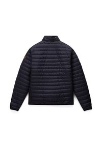 Tamno plava puffer jakna s zatvaračem, horizontalnom quilted teksturom, stojećim ovratnikom i logotipom na lijevom ramenu.