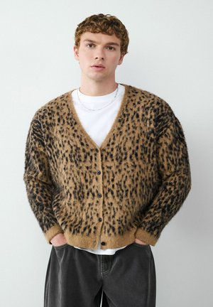 Leopardprint cardigan in bruin en zwart, gemaakt van zachte stof, met een v-hals, knoopsluiting en een losvallend ontwerp.