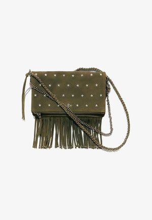 Sac à main en suède vert olive avec des embellissements en forme d'étoile argentée, un détail frangé en bas et une bandoulière en chaîne métallique avec des accents tressés.
