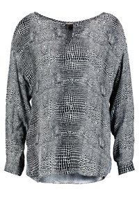 Luźna koszula z długim rękawem, ozdobiona wzorem skóry krokodyla w czarno-białych kolorach, z szerokim dekoltem i miękką, gładką teksturą.