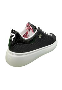 Sneaker nera con un design testurizzato e in rilievo; suola bianca; fodera con motivo rosa; dettagli riflettenti; presenta il marchio "Y2" e "? NOT".