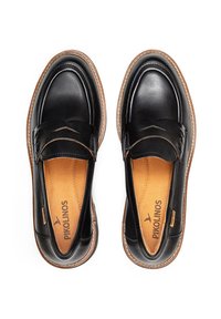 Mocasines de cuero negro con punta redonda, suela de goma marrón y plantilla color beige. Presentan detalles de costura y un logo en la plantilla.