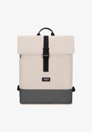 Béžový a šedý látkový batoh s rolovacím uzáverom, čiernym popruhom a prackou, a predným logom. Hladká textúra, obdĺžnikový tvar.
