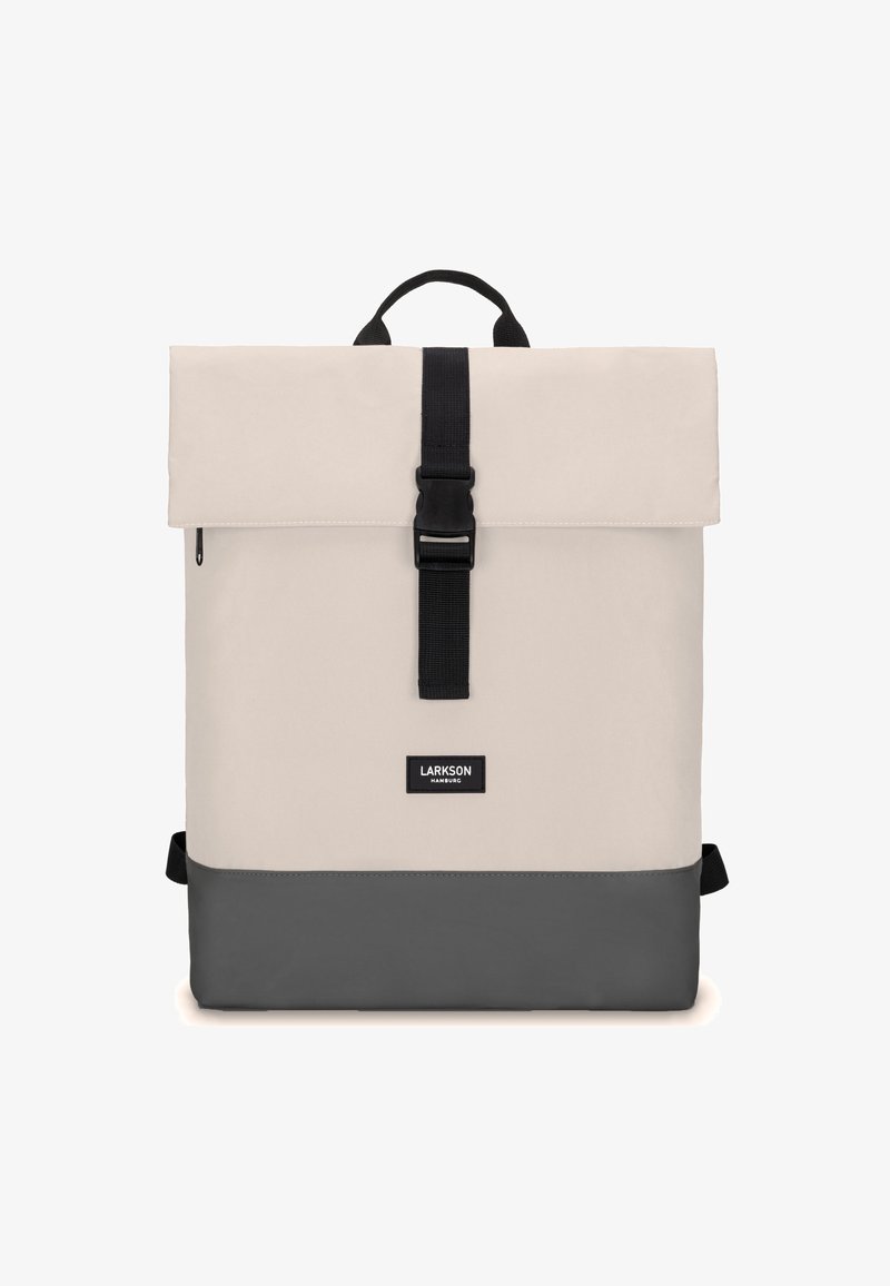 Beige och grå tygryggsäck med rullöppning, svart rem och spänne, samt en framlogoetikett. Slät textur, rektangulär form.