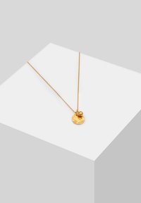 Goldanhänger mit einem strukturierten runden Charme und einem kleinen sphärischen Akzent an einer feinen goldenen Kette.