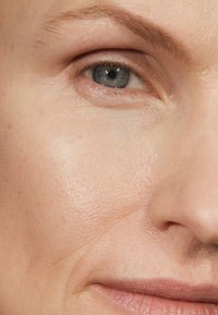 MÁDARA AIR EQUAL SOFT SILK MINERAL POWDER - Polvos