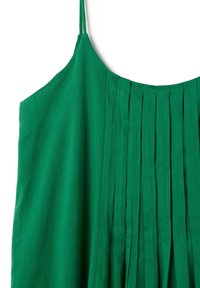 Abito verde a pieghe con spalline regolabili; realizzato in tessuto leggero; presenta una consistenza morbida con pieghe verticali su un lato.