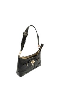 Bolso de mano de cuero negro con correa ajustable, herrajes en tono dorado, cierre de cremallera, detalle de lazo en el frente y logotipo en relieve. Textura suave.