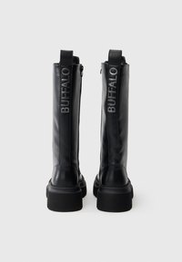 Melnas mākslīgās ādas ceļgalu augstuma zābaki ar masīvu zoli, ar aizmugurējo rāvējslēdzēju un reljefu "BUFFALO" zīmolu sānos.