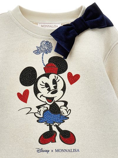 Sweatshirt crem cu un design Minnie Mouse embellisat cu rhinestones în roșu, albastru și negru, având un accent de panglică din catifea bleumarin pe umăr.