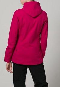 Jasnoróżowa kurtka z kapturem o gładkiej fakturze, dopasowanym kroju i bocznej kieszeni. Tył posiada zaokrąglone szwy i elegancki sylwetkę.