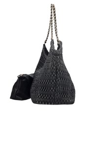 Sac à main en cuir tissé noir avec un motif texturé, double anses en chaîne, et une pochette zippée noire contrastante attachée.