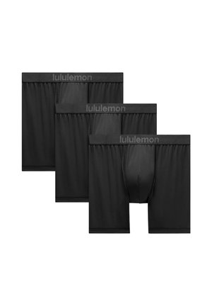 Trzy pary czarnych męskich bokserek z szerokimi elastycznymi pasami w talii z logo "lululemon" w ciemnoszarym kolorze.