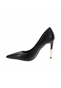 Zapato de tacón stiletto negro de cuero con punta afilada y un delgado tacón dorado, acentuado por una banda texturada cerca de la base.