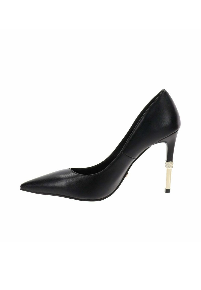 Zapato de tacón stiletto negro de cuero con punta afilada y un delgado tacón dorado, acentuado por una banda texturada cerca de la base.