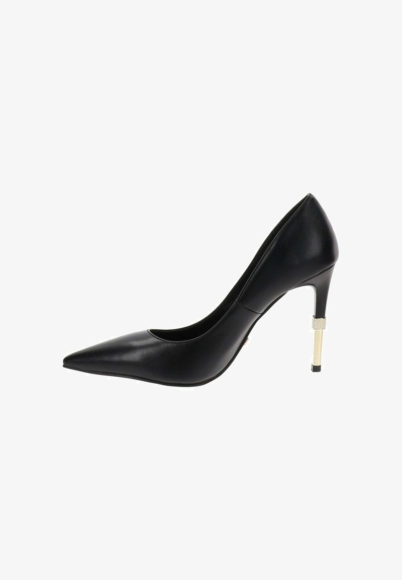 Zapato de tacón stiletto negro de cuero con punta afilada y un delgado tacón dorado, acentuado por una banda texturada cerca de la base.
